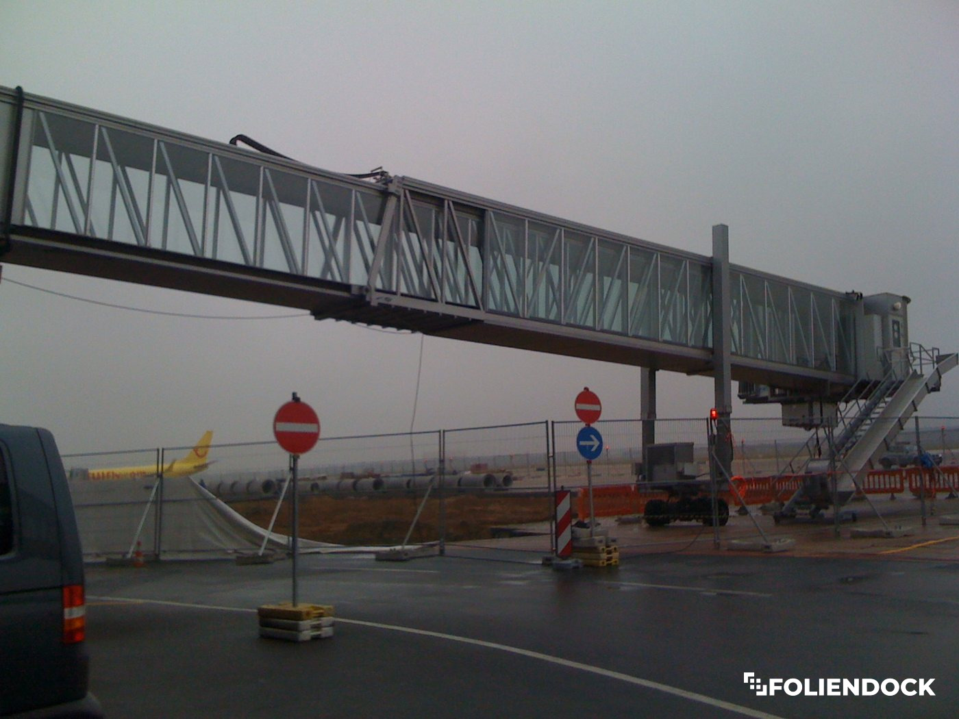 Flughafenumfeld: Verglasung einer Fluggastbrcke (2009)