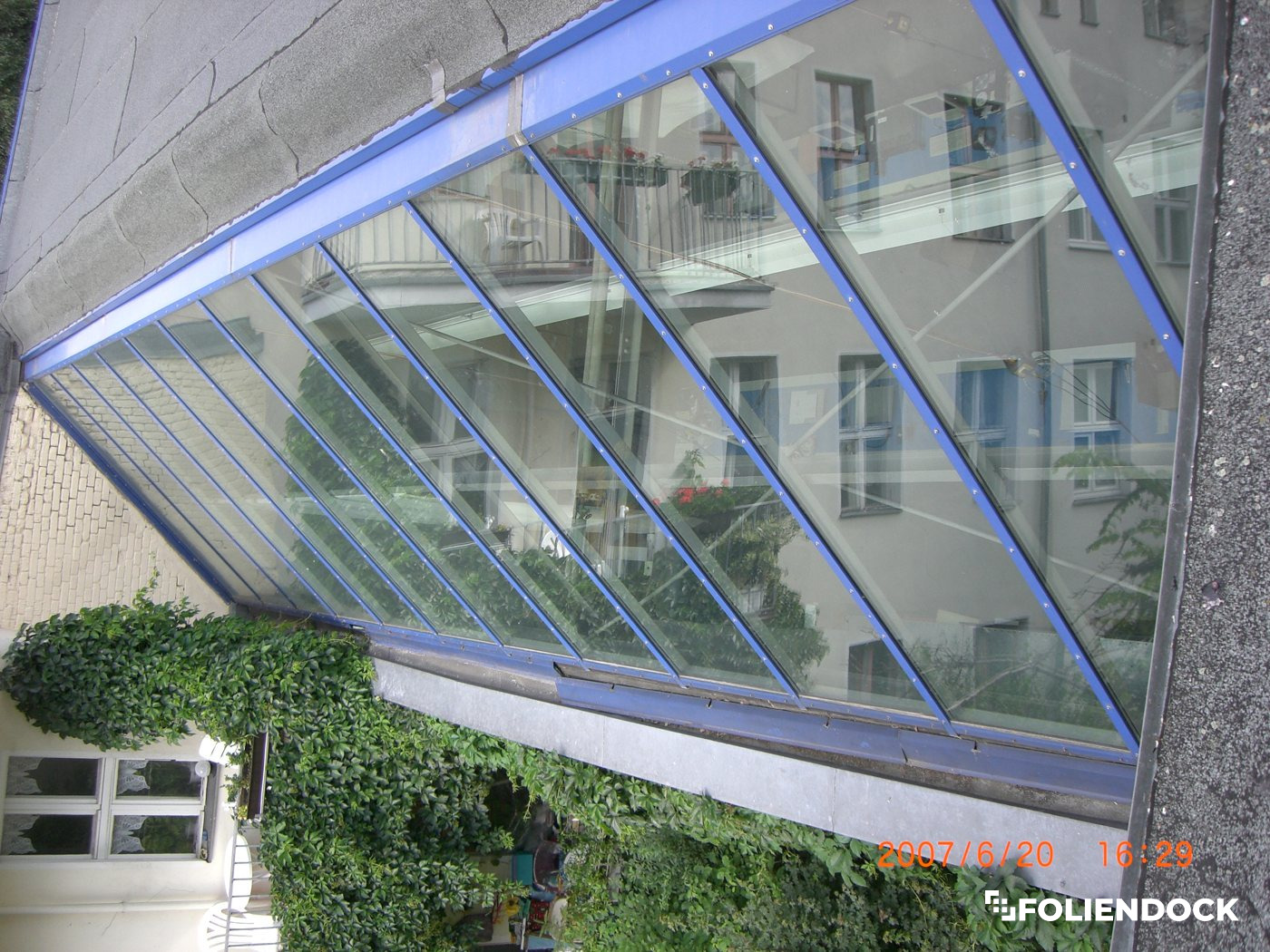 Glasvordach einer Wohnanlage  Hitzeschutz von auen (2007)