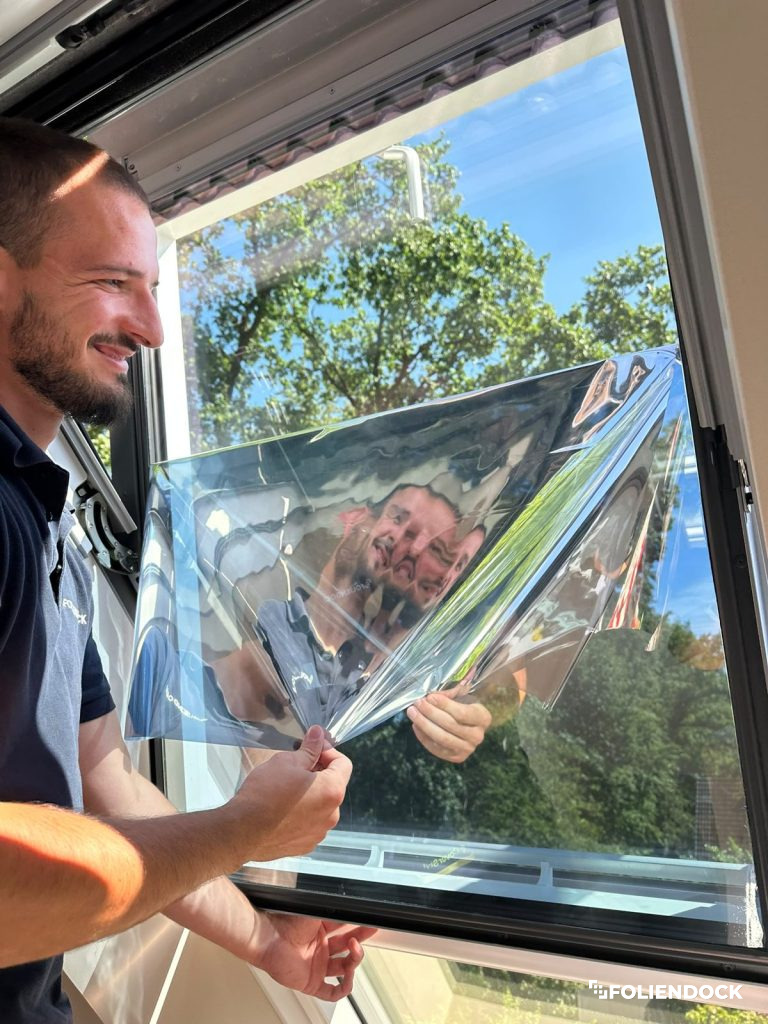 Passgenauer Zuschnitt der Sonnenschutzfolie am Dachfenster durch FolienDock