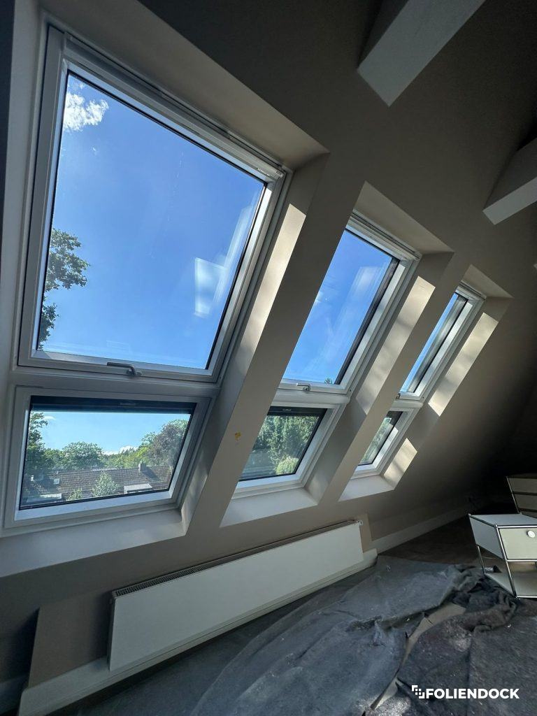 Fertig folierte Velux-Dachfenster: Sonnenschutz ohne Verdunkelung