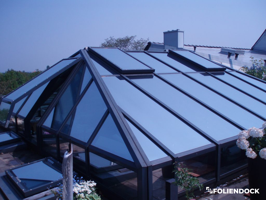 Foliertes Glasdach eines Wintergartens: Sonnenschutzfolie außen, blau reflektierend