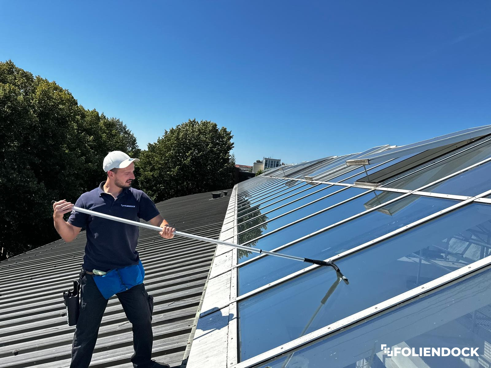 Fensterreinigung an einem Glasdach mit Teleskopstange, GlanzDock