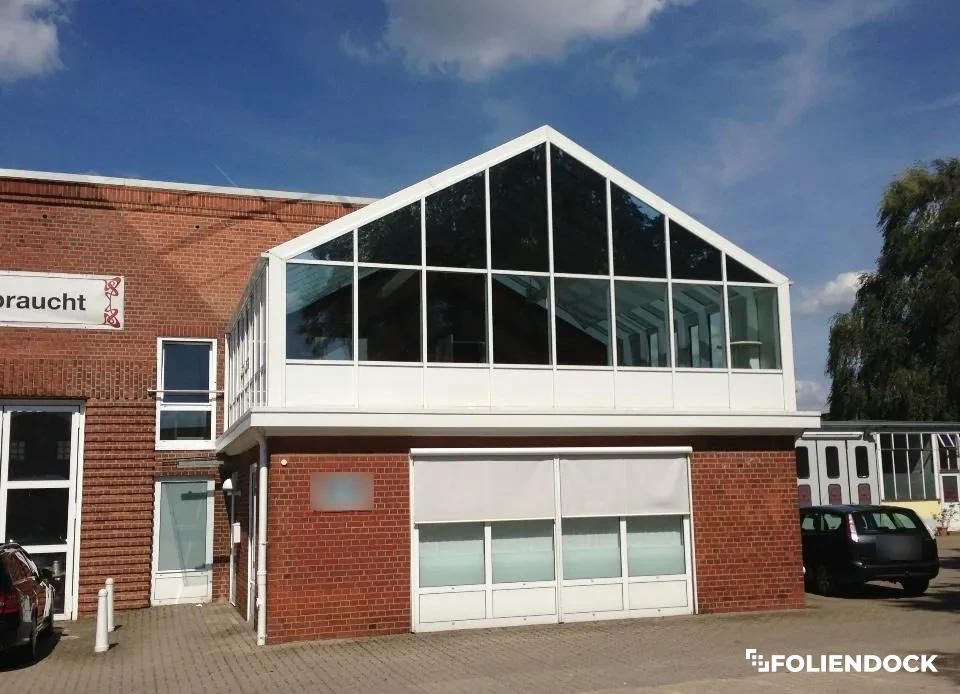 Derselbe Glasgiebel mit Sonnenschutzfolie KutterDock KDF-M83-EXT