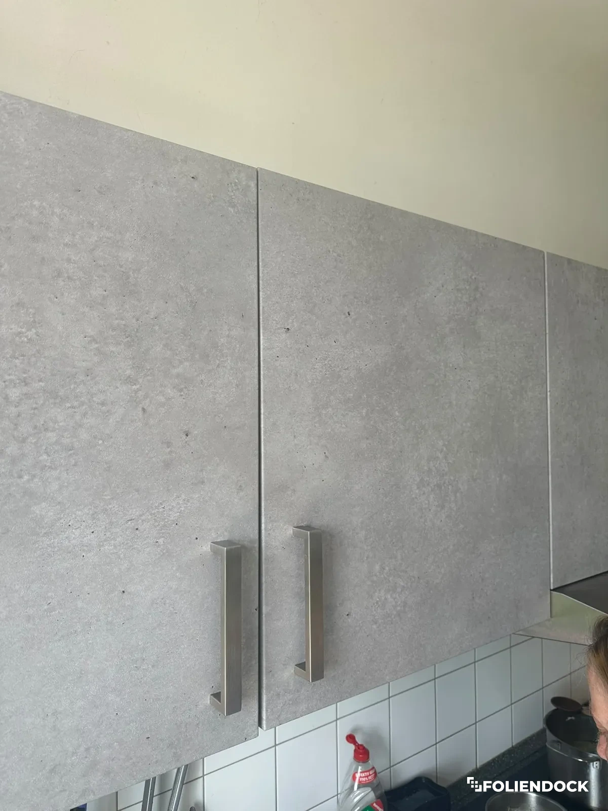 Küchenschränke mit Möbelfolie von SkinDock in Betonoptik