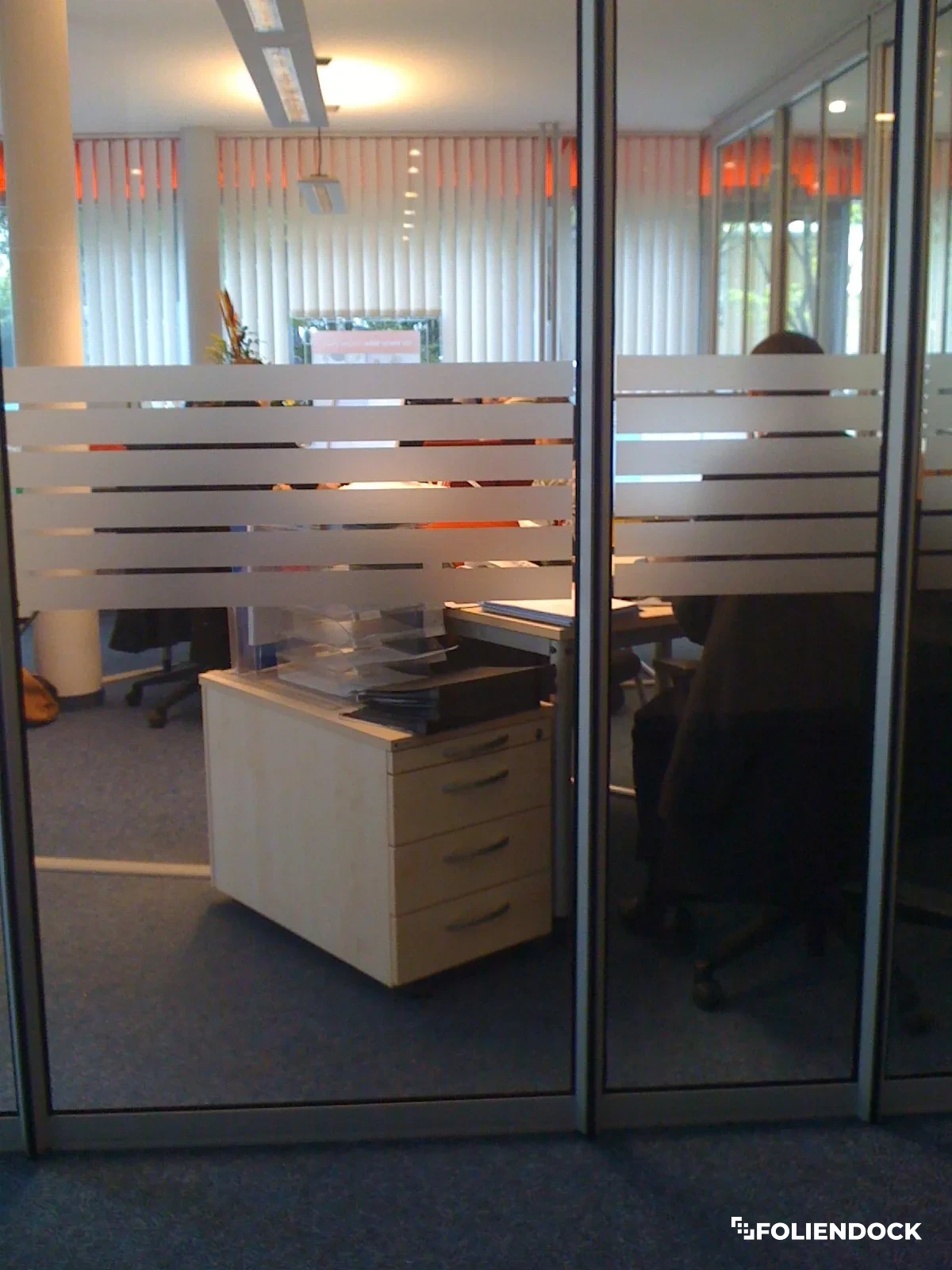 Glastrennwände im Büro mit Sichtschutzstreifen von NebelDock