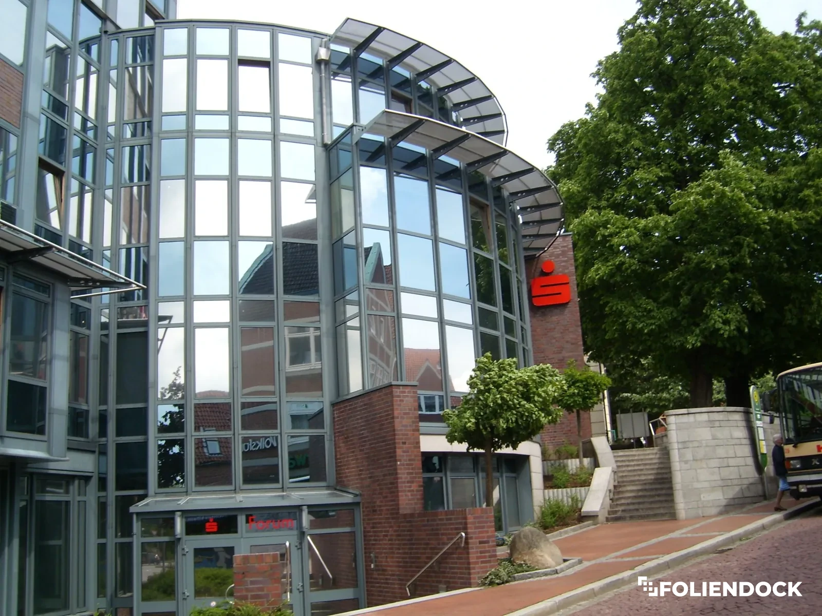 Bankfiliale mit außen montierter Sonnenschutzfolie